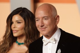 PUCA HALJINA! Od GIGANTSKIH grudi IZBOTOKSIRANE verenice Džefa Bezosa MOMENTALNO PADA MRAK NA OČI! Imaju pare za 100 života, a ni gram stila - ipak, jedno im se mora priznati