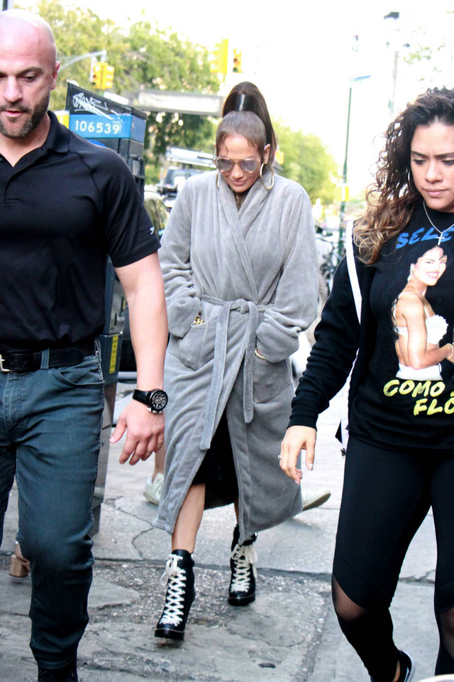 Jennifer Lopez w szlafroku na ulicy