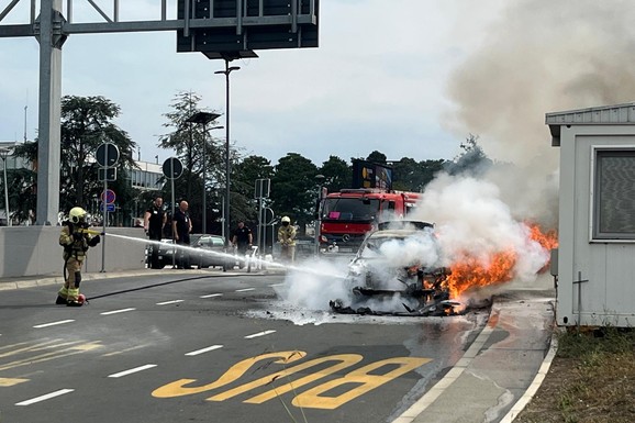 (FOTO, VIDEO) DRAMA KOD AERODROMA Vatrena stihija progutala automobil nasred puta, vatrogasci na licu mesta