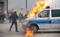 Policja szykuje się do rewolucji. Koktajle Mołotowa, ostrzał i radiowozy