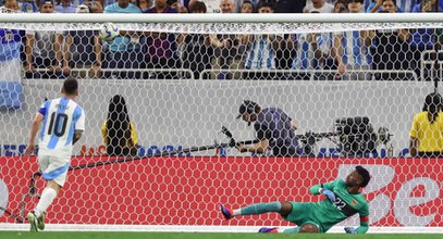 Lionel Messi poszedł w ślady Cristiano Ronaldo. Spektakularne pudło z karnego!