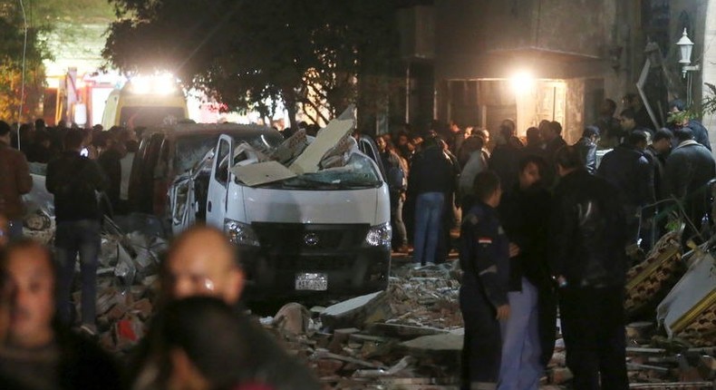 Damaged cars are seen at the scene of a bomb blast in Giza, Egypt, January 21, 2016.   REUTERS/Mohamed Abd El Ghany