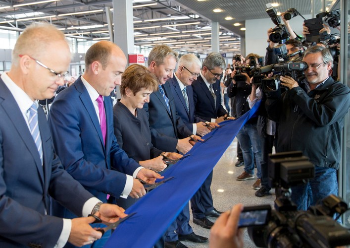 Obecnie katowickie lotnisko może obsłużyć 3,6 mln pasażerów rocznie. Po uruchomieniu nowego terminala przepustowość pyrzowickiego lotniska wzrośnie do 6 mln pasażerów rocznie.
<br>
Na zdjęciu od Lewej: wojewoda śląski Piotr Litwa, minister sprawiedliwości Borys Budka, minister infrastruktury i rozwoju Maria Wasiak, marszałek województwa śląskiego Wojciech Saługa, prezes Węglokoksu S.A. Jerzy Podsiadło, dyrektor MPL Katowice - Pyrzowice Artur Tomasik podczas uroczystości otwarcia nowego obiektu w Międzynarodowym Porcie Lotniczym Katowice - Pyrzowice <br><br>fot. (ag/cat) PAP/ Andrzej Grygiel
