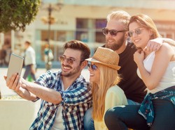 Tego raczej nie wiesz o selfie: skąd się wzięło, ile dla nas znaczy i jak się z nim obchodzimy?