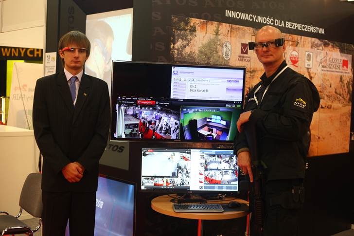 Pracownik ochrony może przypominać postać z filmów science-fiction. Na specjalistycznych okularach wyświetlą się dane dotyczące przebiegu i realizacji zadania. Producent zapewnia, że takie rozwiązanie znacznie podniesienie efektywność działań ochrony.