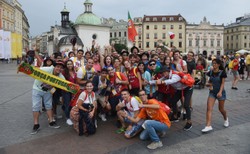 ŚDM: Młodzi bawią się na krakowskiej Starówce