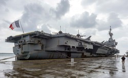 50 zakażonych wirusem na atomowym lotniskowcu Charles de Gaulle