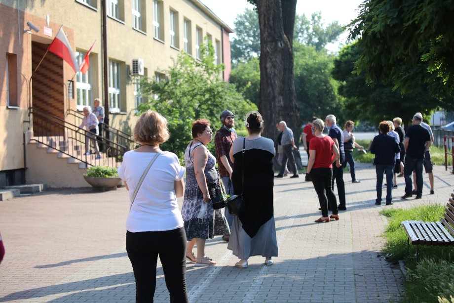 Kolejka do lokalu wyborczego w Warszawie 