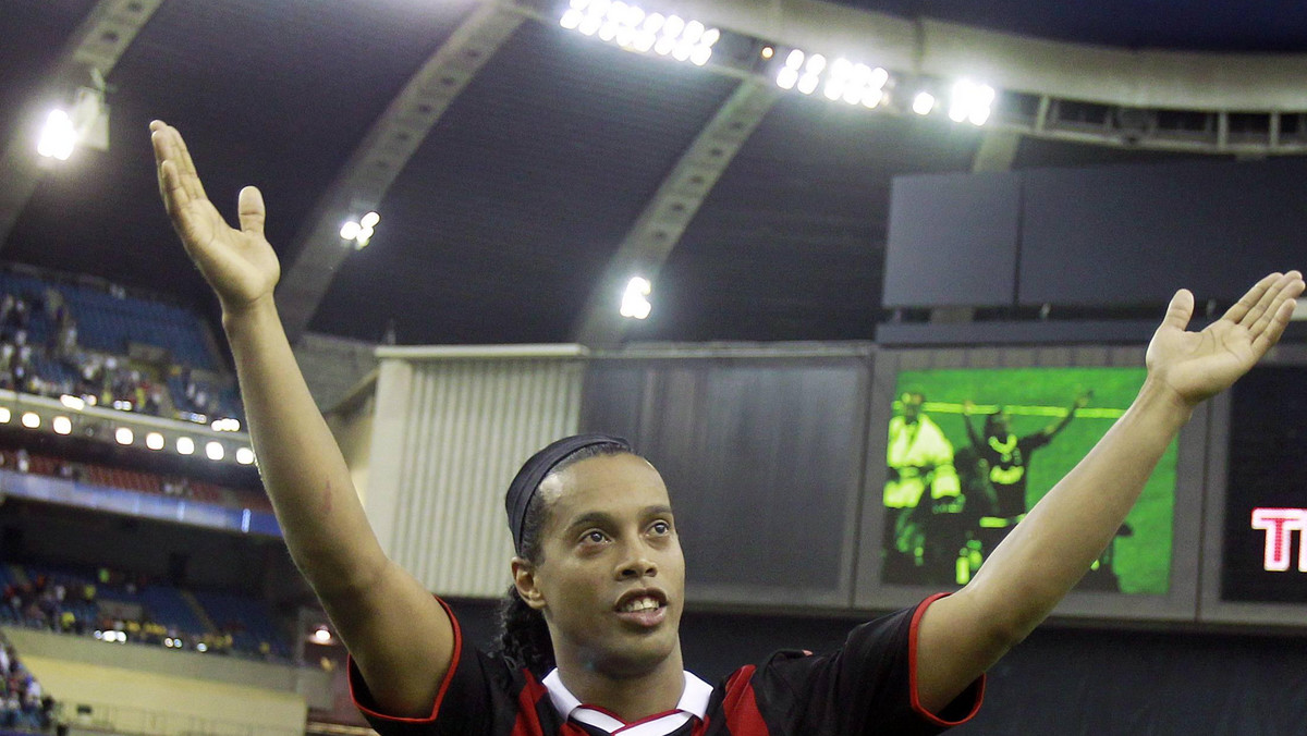 Ronaldinho zdementował pogłoski jakoby miał opuścić AC Milan. Brazylijczyk potwierdził, że czuje się dobrze w Mediolanie i zamierza wypełnić obowiązujący go kontrakt.