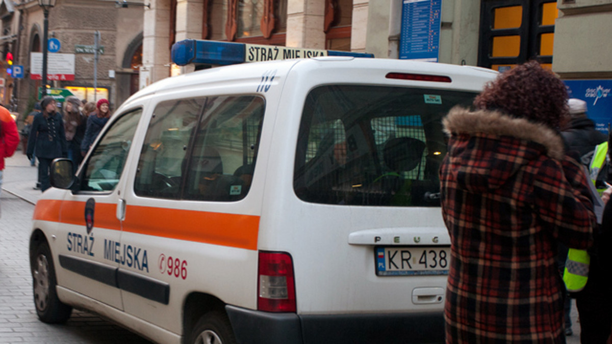 Strażnicy miejscy uratowali dwoje bezdomnych, którzy nocowali w zadymionym garażu przy ulicy Wańkowicza. Dzięki szybkiej reakcji patrolu, mężczyźnie i kobiecie nic się nie stało.