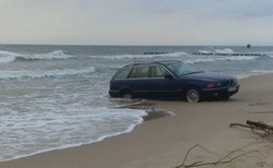Zakopał BMW na plaży w Mielnie i został pośmiewiskiem internetu [WIDEO]