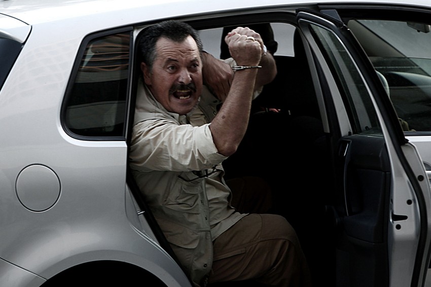 Hristos Papas taksijem stiže pred policijsku stanicu u Atini