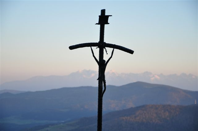 Krzyż stanął na szczycie Mogielicy w sierpniu 2004 roku, upamiętnia  pięćdziesiątą rocznicę Eucharystii jaką odprawił tu ksiądz Karol Wojtyła.
