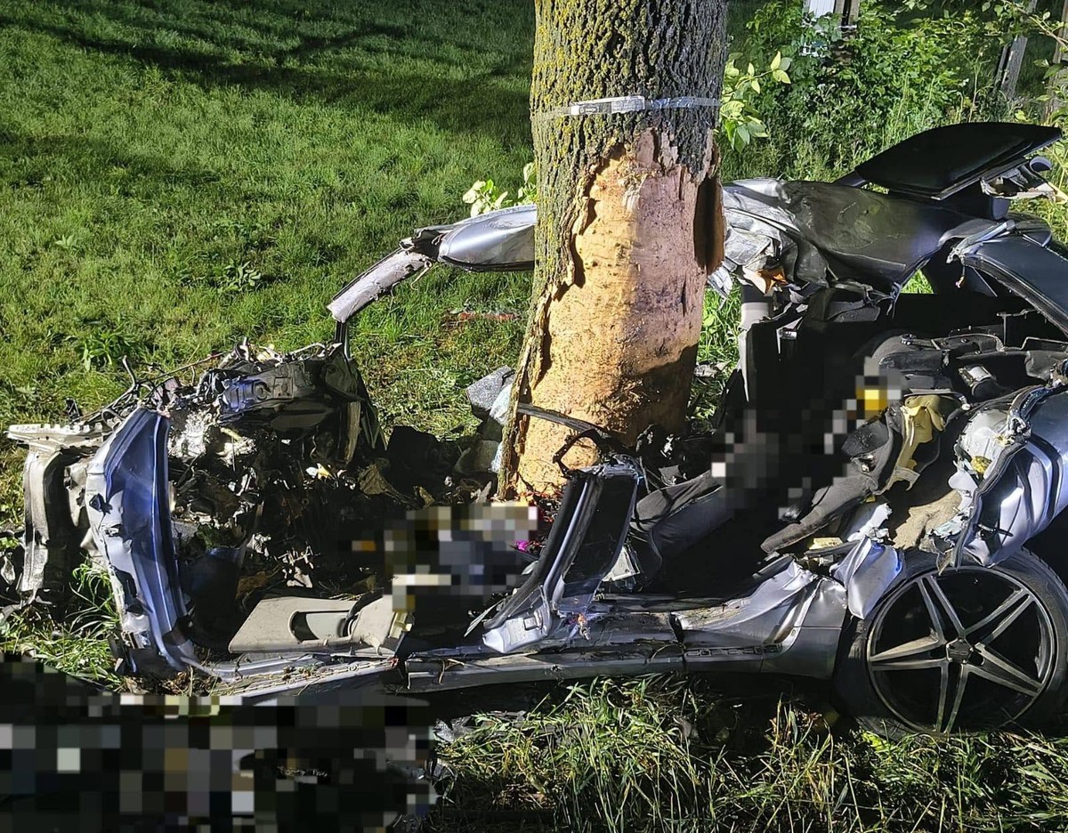 Tragedia pod Płockiem: samochód wbił się w drzewo. Kierowca nie miał szans