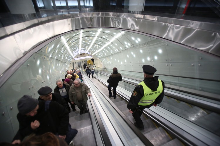 Stacja Centrum Nauki Kopernik. W niedzielę 8 bm. uruchomiono centralny odcinek drugiej linii metra. Prezydent Warszawy Hanna Gronkiewicz-Waltz podkreślała podczas otwarcia, że to historyczny moment i przepraszała warszawiaków za opóźnienia przy budowie. Z pierwszą linią metra druga krzyżuje się na stacji 'Świętokrzyska'. <br><br>fot.  (mr) PAP/Leszek Szymański