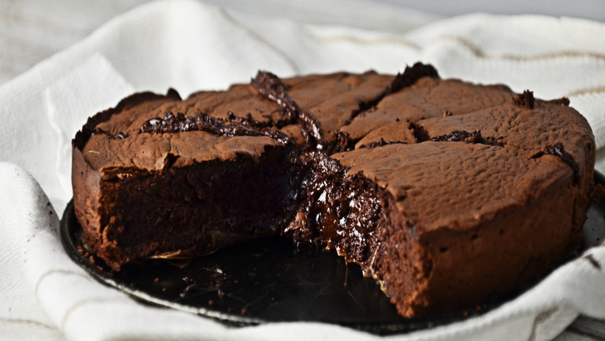 Ciasto czekoladowy wulkan to nie tylko pomysł na deser dla dwojga. Spraw niespodziankę swoim najbliższym i przygotuj pobudzający zmysły czekoladowy deser rozpływający się nie tylko na talerzu, ale i w ustach. Prosty przepis w 30 minut!