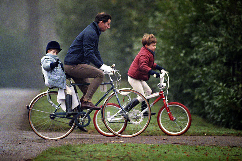 Książę Karol z synami na przejażdżce rowerowej