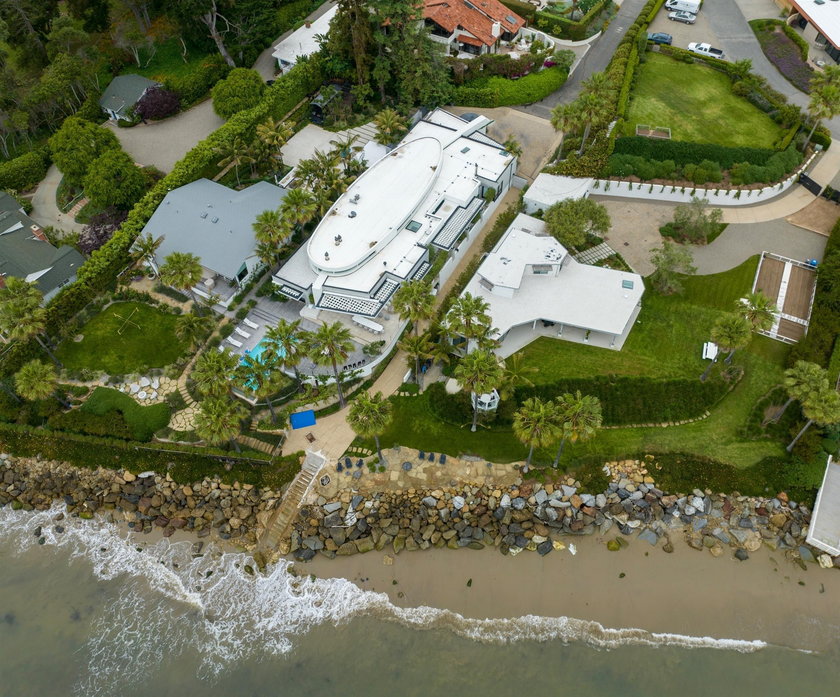 Rezydencja znajduje się przy samej plaży i ma prywatne zejście do oceanu.