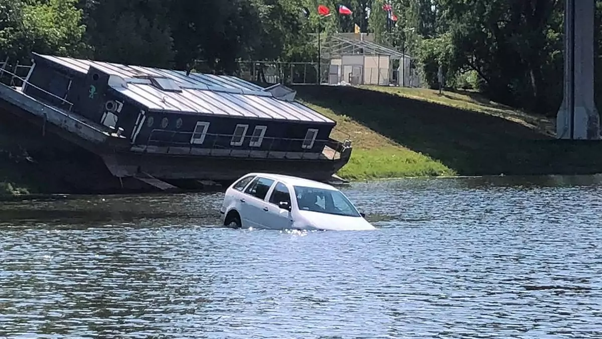 Skoda zatonęła w Kanale Czerniakowskim