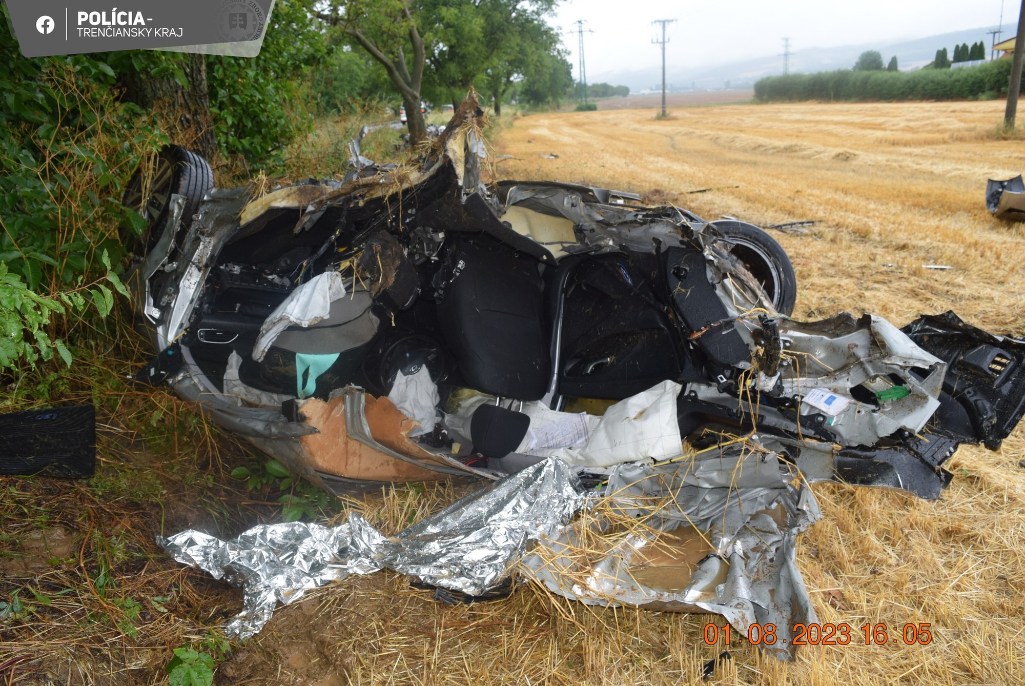 Auto po náraze do stromu roztrhlo na dve časti.