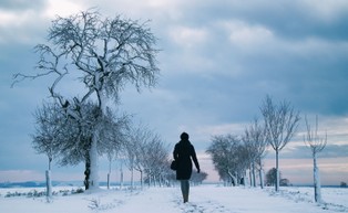 Świeże powietrze sprawia, że czujemy się szczęśliwsi w pandemii [BADANIE]