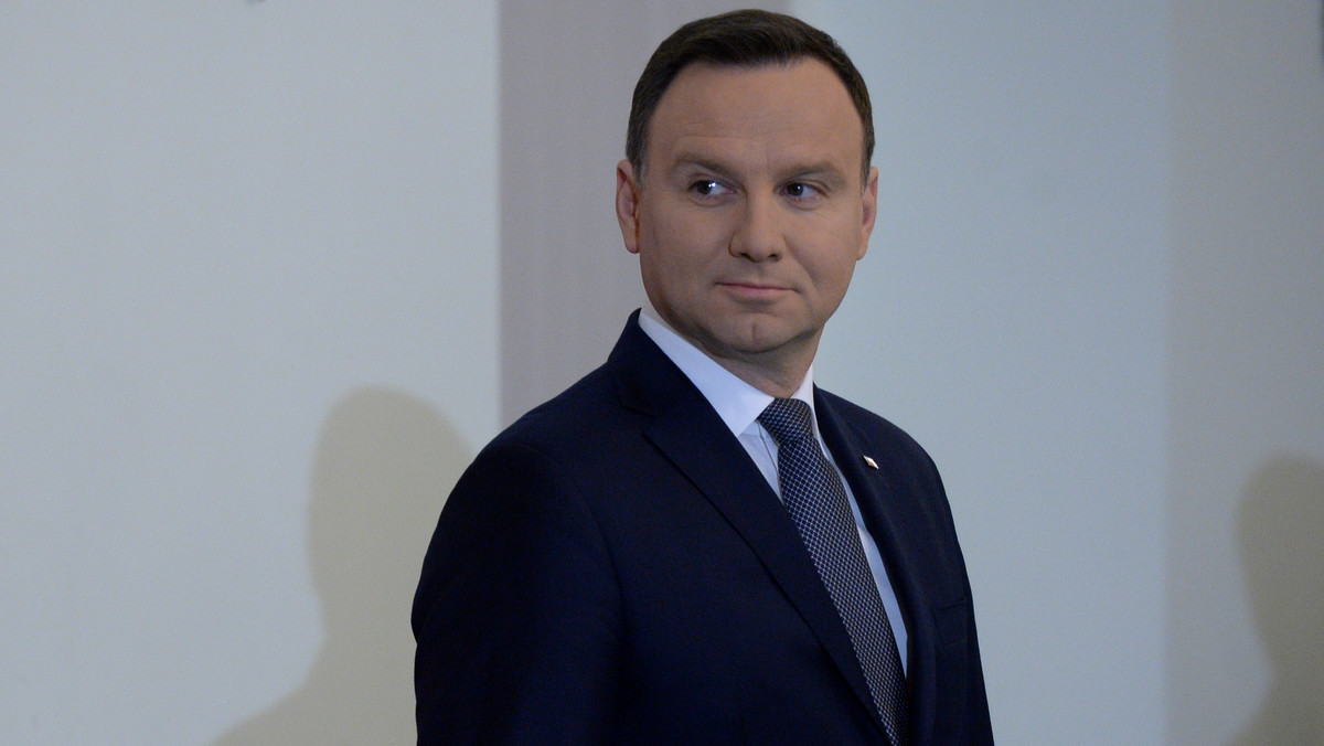 Andrzej Duda zaprzysiągł dziś na urząd sędziego TK Julię Przyłębską, wybraną na to stanowisko podczas grudniowego posiedzenia Sejmu. Prezydent skomentował podczas uroczystości zamieszanie wokół wyboru nowych sędziów. - Wyrok TK w żaden sposób nie uchyla ani nie unieważnia uchwał przyjętych przez Sejm. One pozostają w mocy - powiedział Duda, odnosząc się do ostatnich wyroków Trybunału Konstytucyjnego. Prezydent dodał, że swoimi działaniami realizuje wolę Sejmu.