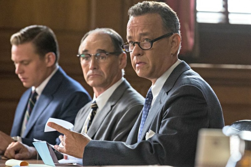 Tom Hanks negocjuje z Sowietami. Jest PIERWSZY ZWIASTUN "Bridge of Spies" Spielberga [ZDJĘCIA]