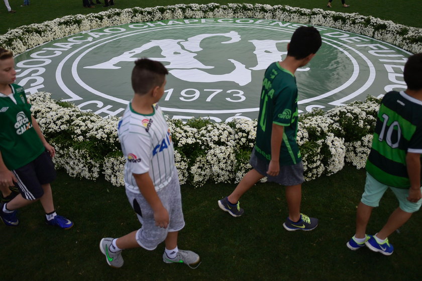 Piłkarze reprezentacji Brazylii i Kolumbii zagrają dla rodzin zawodników zmarłych w katastrofie