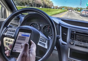 Upotreba mobilnog u vožnji, ilustracija 