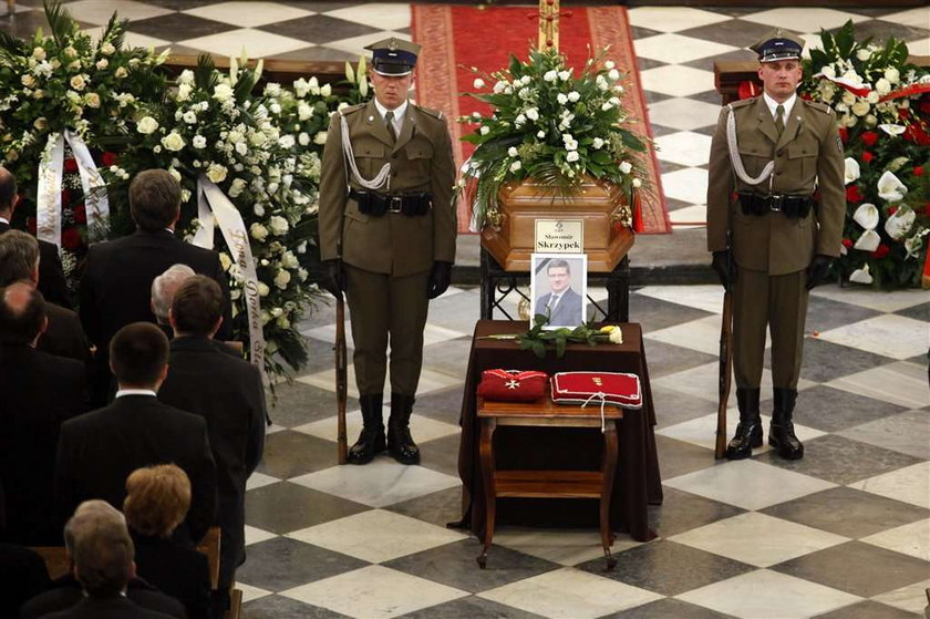 W kościele św. Krzyża w Warszawie rozpoczęły się w poniedziałek po południu uroczystości pogrzebowe zmarłego tragicznie w katastrofie prezydenckiego samolotu pod Smoleńskiem prezesa Narodowego Banku Polskiego Sławomira Skrzypka