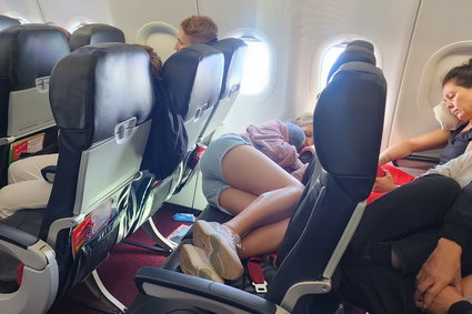 Niepisane zasady podróżowania samolotem. Spór o zdejmowanie butów i rozkładanie fotela
