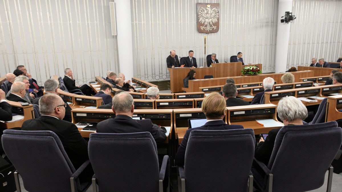 Dwie senackie komisje zaczęły dziś rano omawiać nowelizację ustawy o Trybunale Konstytucyjnym autorstwa PiS, którą wczoraj uchwalił Sejm. "Istotne zastrzeżenia konstytucyjne" do części jej zapisów ma Biuro Legislacyjne Senatu. Senatorowie spierają się co do trybu pracy nad ustawą. O odroczenie posiedzenia apelował m.in. senator PO Jan Rulewski - bez powodzenia.