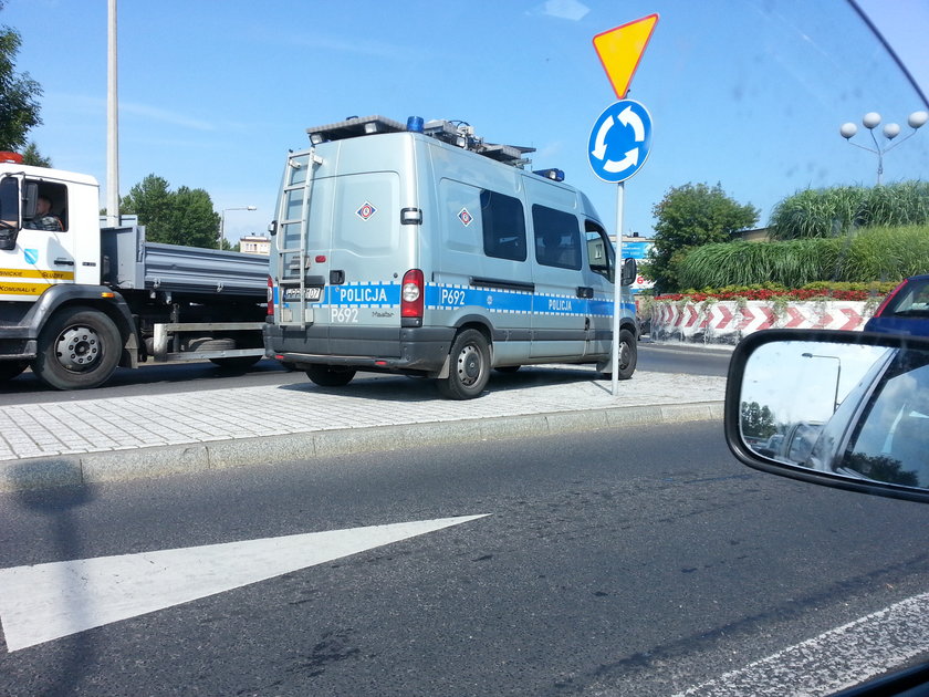 Policjanci parkują w dziwnych miejscach