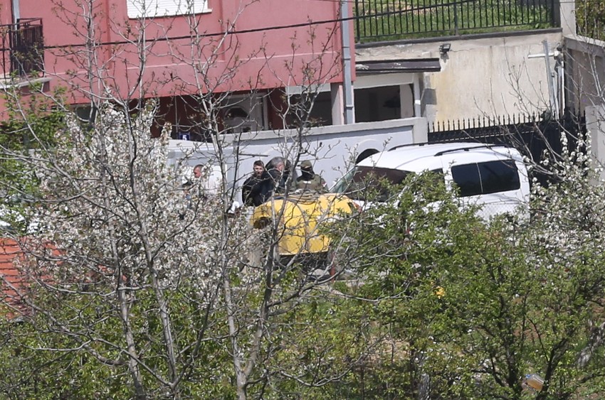 Policija ispred kuće u Ritopeku