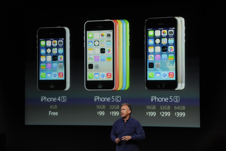 Poza kontraktem iPhone 5S dostępny będzie w cenie 649 dolarów (16GB), 749 dolarów (32GB) oraz 849 dolarów (64 GB). Cena iPhone'a 5C, to 549 dolarów za wersję 16 GB oraz 649 dolarów za wersję 32 GB.