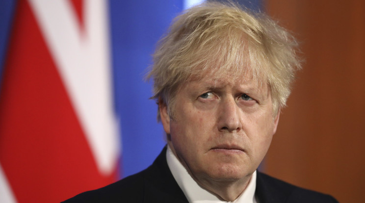 Főhet Boris Johnson brit miniszterelnök feje: a nyitás tervezett harmadik fázisa helyett lehet, hogy inkább óvatosnak kell lenni, hiszen terjed az indiai kettős mutáns vírus. / MTI/AP/Getty/Pool/Dan Kitwood