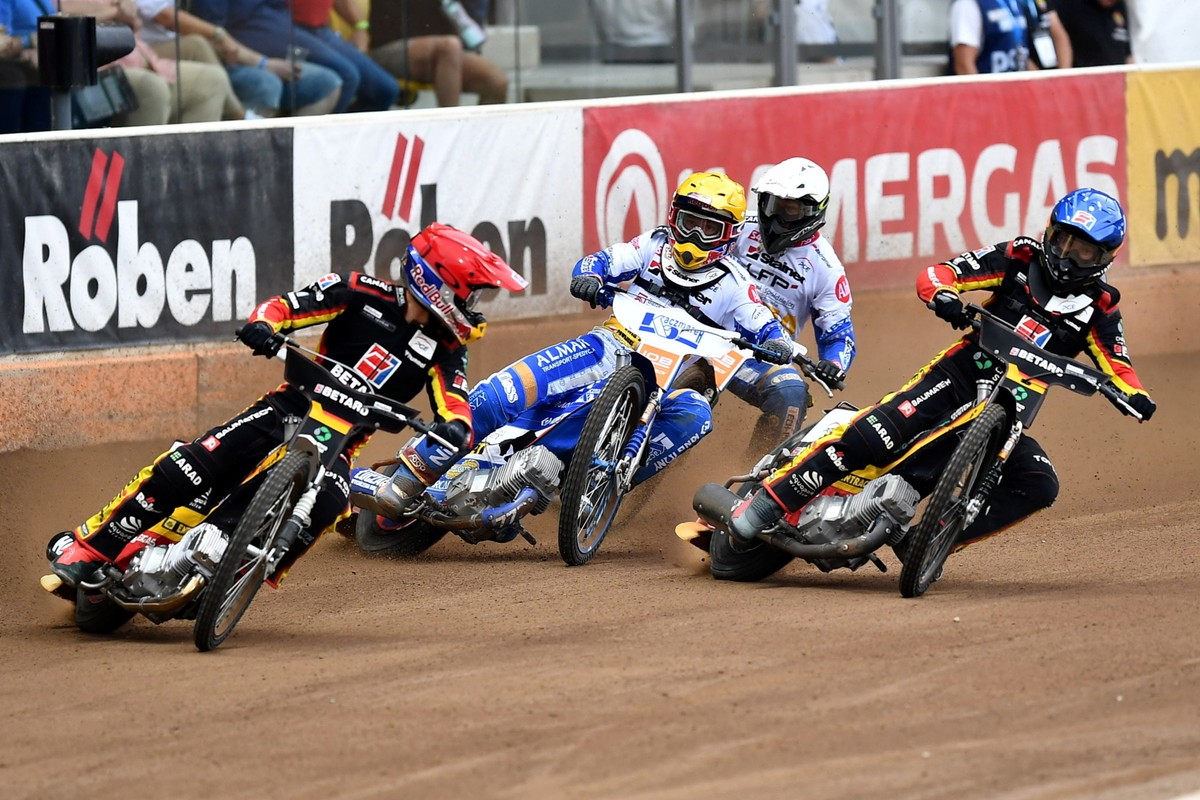 Przemysław Liszka (kask czerwony) i Gleb Czugunow (niebieski) z drużyny Betard Sparta Wrocław oraz Piotr Pawlicki (żółty) i Janusz Kołodziej (biały) z zespołu Fogo Unia Leszno podczas rewanżowego meczu półfinałowego żużlowej Ekstraligi