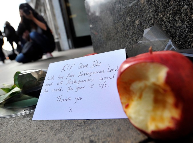 Kondolencje i nadgryzione jabłko przy Regent Street w Londynie