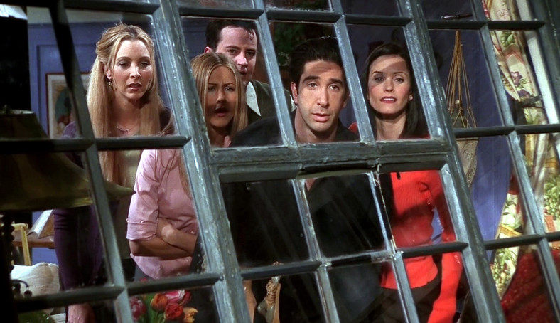 "Przyjaciele" kadr z serialu. Za zdjęciu: Lisa Kudrow, Jennifer Aniston, Matthew Perry, David Schwimmer i Courteney Cox