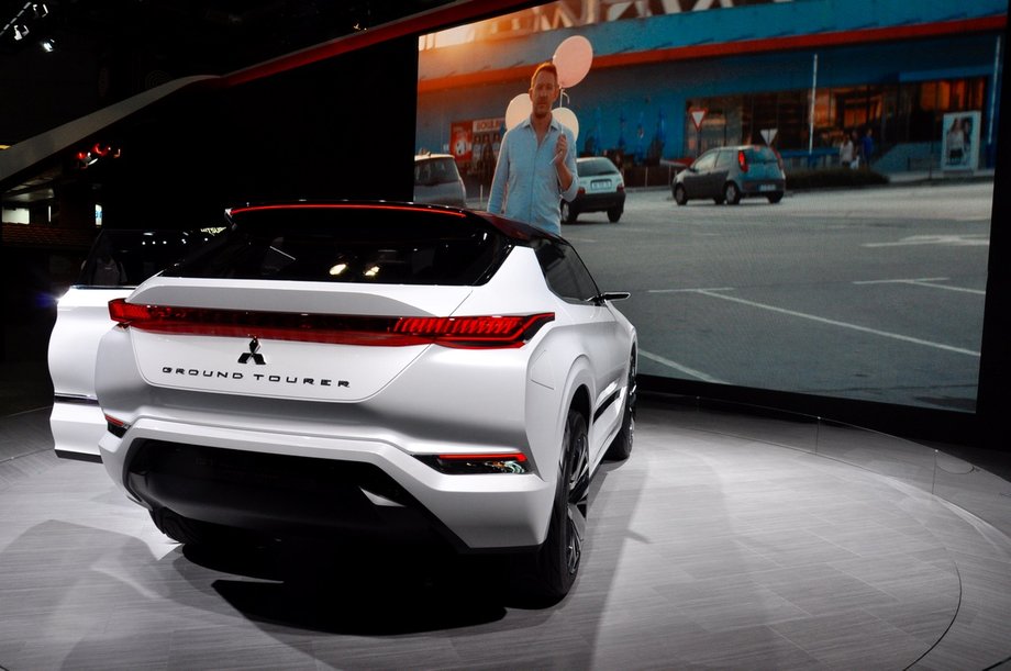 W Mitsubishi GT-PHEV Concept charakterystyczne są połączone tylne światła. Jak tłumaczą projektanci, mają przypominać sznur klejnotów. 