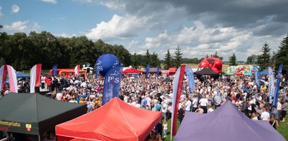 Dziesiątki tysięcy pluszowych misiów, wiatraczków, piórników... Policzyli koszty piknikowej kampanii PiS