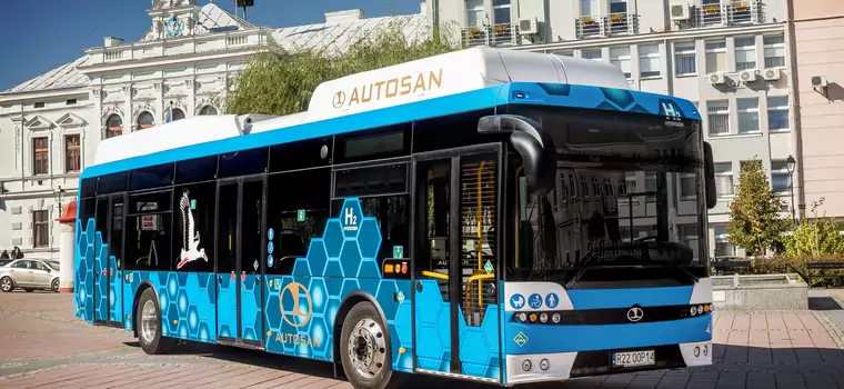 Na ulice Warszawy wyjechał niezwykły autobus. Kursuje na jednej linii