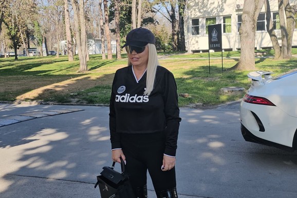 "DA LI JE MOGUĆE DA JE CECA STIGLA PRE MENE?" Dara Bubamara u šik stajlingu na snimanju Zvezda Granda: Helanke, duks i lakovane čizme, nabacila i "brze" naočare