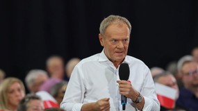 Mało zaradny premier i jego niepotrzebne nogi