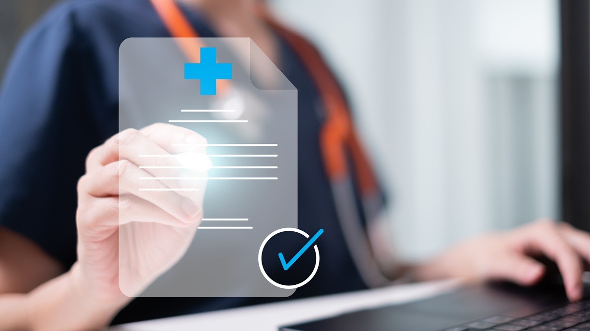 Ręce kobiety piszącej na komputerze