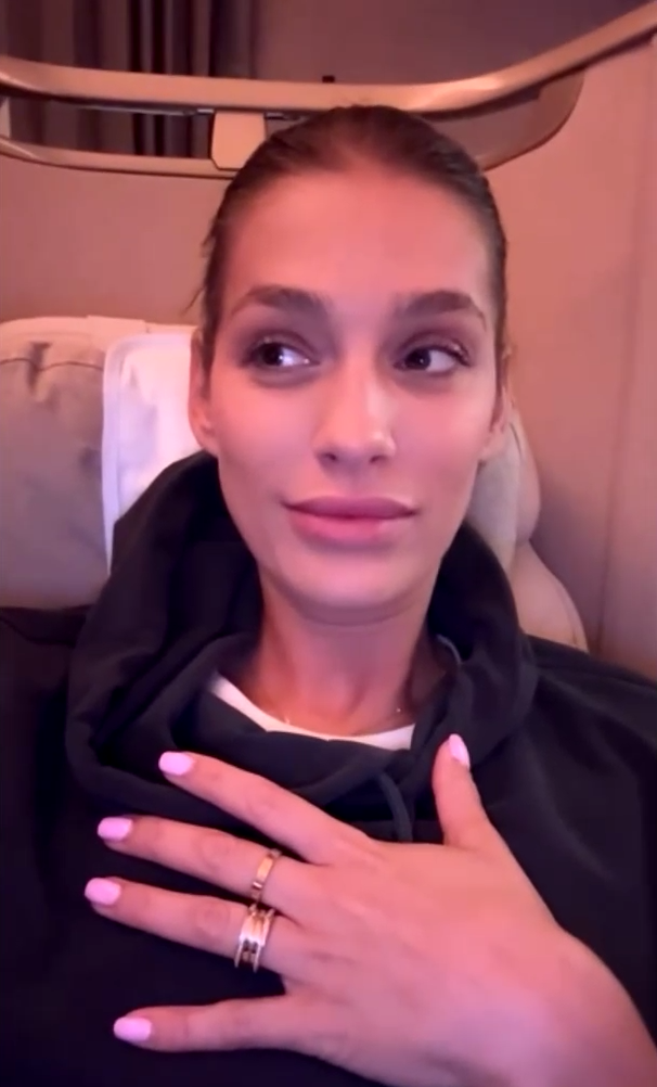 Jasmine sa počas turbulencií zračila panika v očiach. 