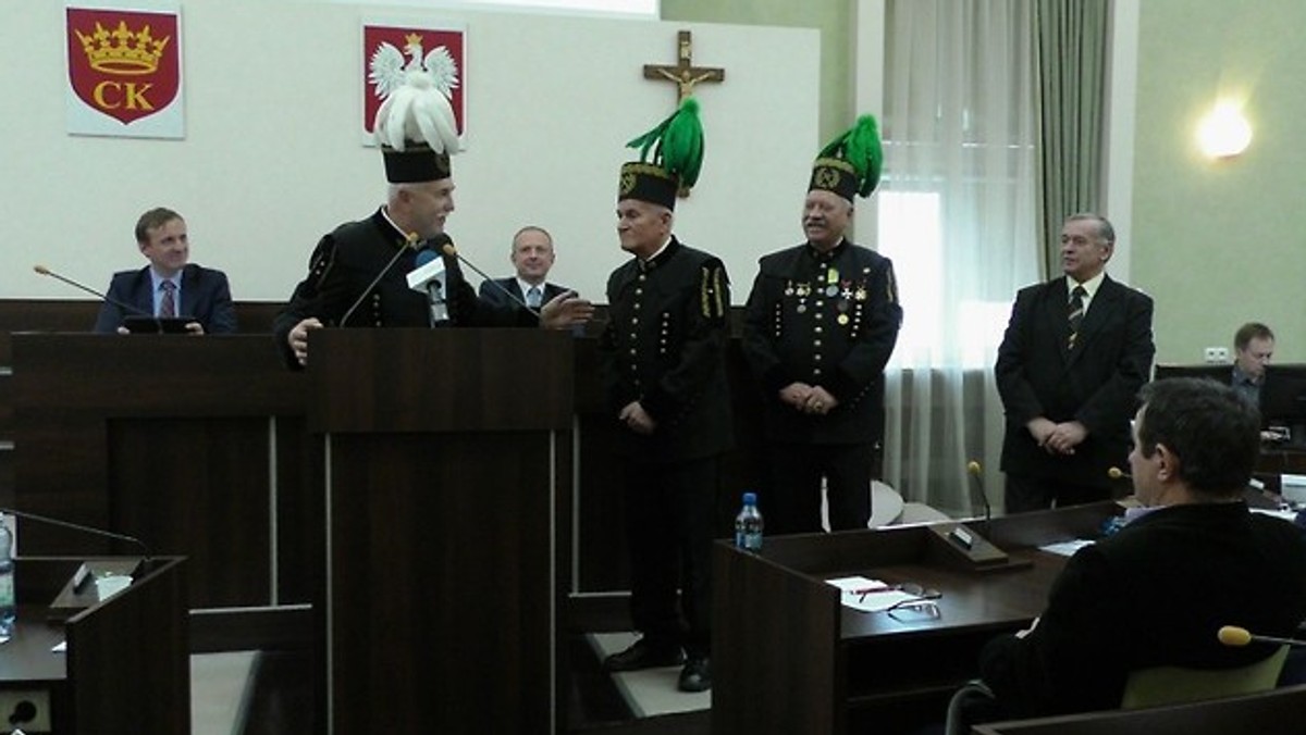 Jedna z ulic na kieleckim Osiedlu Podkarczówka, będzie nosiła imię Jana Kamińskiego - twórcy i wieloletniego dyrektora Technikum Geologicznego w Kielcach. Na nadanie takiej nazwy podczas wczorajszej sesji zgodzili się miejscy radni. W obradach uczestniczyło kilkoro absolwentów szkoły.