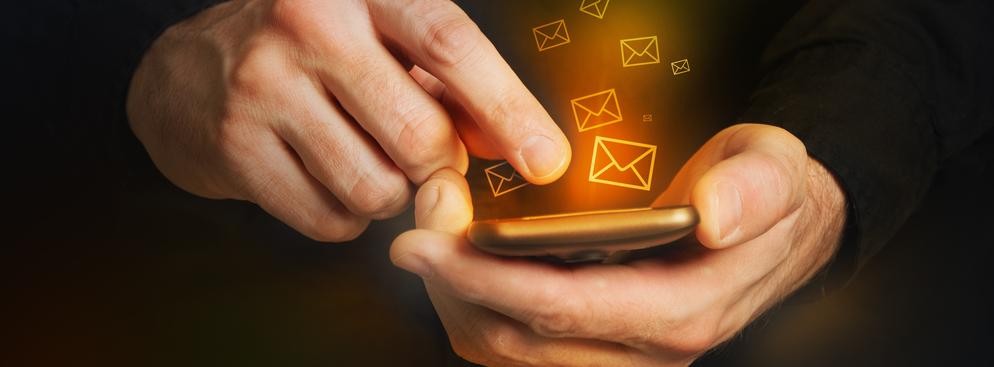 <b>Sprawdzaj poziom uprawnień, jakiego żądają aplikacje</b>
<br><br>
W przypadku Androida, czyli obecnie najczęściej atakowanego mobilnego systemu operacyjnego na świecie, należy zawsze uważnie przeglądać uprawnienia, o które prosi aplikacja. Użytkownik musi zdecydować, czy zakres wymaganych uprawnień odpowiada teoretycznemu działaniu aplikacji. Jest to bardzo prosty, ale często zaskakująco skuteczny sposób rozpoznawania szkodliwego oprogramowania. Na przykład kalkulator nie powinien wymagać od nas dostępu do aparatu czy systemu GPS. 
<br><br>
Wymaganie uprawnień zupełnie nieprzystających do przeznaczenia aplikacji, powinno być dla nas ostrzeżeniem. Świadomy zagrożeń dla swojego telefonu użytkownik na pewno zrezygnuje z zainstalowania takiej aplikacji.