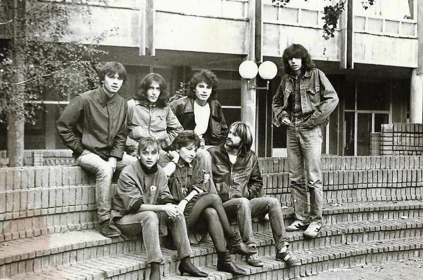 Postava "Nove zemlje" sa braćom Đurđević, Starovićem i njihovim prijateljima