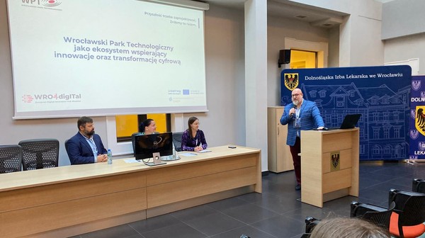 Współpraca z WRO4digITal EDIH Wrocław oznacza konkretne korzyści. Zyskujesz możliwość modernizacji procesów produkcyjnych lub usługowych, opartych na najnowszych rozwiązaniach cyfrowych.